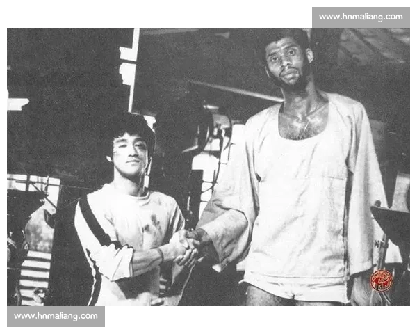 李小龙对决贾巴尔跨越武道与篮球的传奇巅峰之战银幕时代精神碰撞